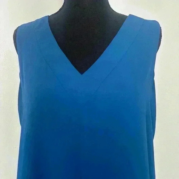 143. Lilly Pulitzer Florin Top size small - Picture 2 of 7